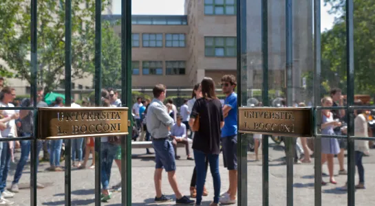 immagine della porta di ingresso dell'edificio della Biblioteca 